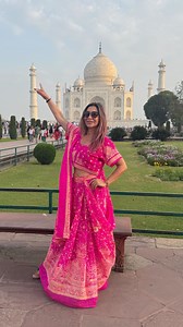 ¿Conoces el Taj Mahal? Es una de las siete maravillas del mundo moderno y está ubicado en Agra, India . En estricto rigor es un mausoleo que alberga los restos del emperador Sha Jahan y de su esposa favorita Mumtaz . Su extraordinaria belleza , simetría y perfección atrae a millones de turistas año año. Esta es la sexta vez que lo visito y no deja de sorprenderme 🙌 #viajosolaymeencanta #anitacordova #mujeresqueviajan #mujerviajera | Viajo sola y me encanta