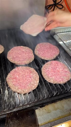 Brookvale is home of the BURGERS and for that we are saying ‘You’re Welcome Brookvale’ 🍔🤤 Our delicious angus beef patty, american cheese, house smoked pulled pork, grilled pineapple, crumbed mozarella sticks and chipotle mayo! A little bit of everything in all the right ways - we have these ON this week at both of our stores so head into Brookvale or Narrabeen to give one a try👌👌 #twohungrybears #brookvale #angusbeef #pulledpork #burger