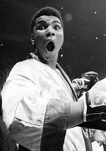 Ali didn’t punch from textbook positions. He punched from movement, rhythm, and deception. His goal wasn’t perfect form — it was perfect timing. 🥊 ALI’S MOST UNCONVENTIONAL PUNCHES 1️⃣ The Lead Right Hand Ali threw the right hand without setting his feet. • fired from long range • thrown while stepping or leaning back • came before opponents expected power shots It worked because opponents were trained to expect the right hand after a setup — not before. 2️⃣ The Jab from Low Guard Ali often dro