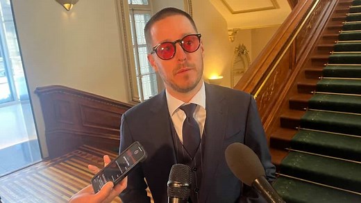 L’entrepreneur et influenceur Olivier Primeau débarque à l’Assemblée nationale pour vendre son plan de valorisation de l’eau aux élus