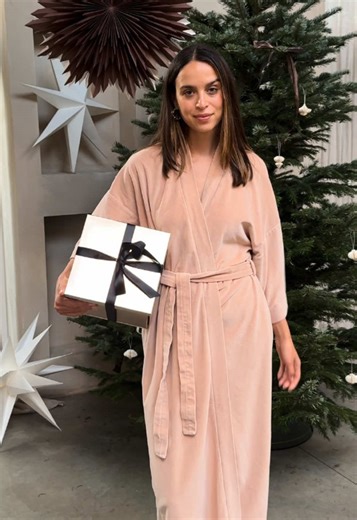 A feel-good fit, wrapped in style! The perfect gift under any christmas tree ⭐️🎄 #Christmas #Gifts #GoldenBikini