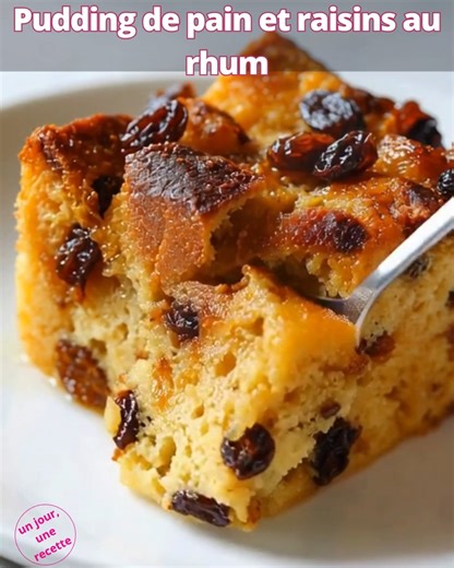 Pudding de Pain aux Raisins Macérés au Rhum – Fondant & Parfumé à Souhait ! 🥖🍇❄️ Un pudding élégant et moelleux qui transforme le pain sec en dessert raffiné : texture crémeuse, raisins imprégnés de rhum et une croûte légèrement caramélisée. Idéal pour un dessert de fête ou un plaisir simple et savoureux ! Ingrédients (pour 6-8 personnes) 500 g de pain rassis de qualité 250 g de sucre semoule 4 œufs 1 litre de lait 300 g de raisins secs 10-15 cl de rhum de qualité Beurre pour le plat Facultati