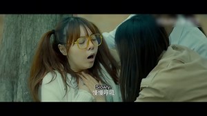 A giant snake suddenly sprang out of the cave, and the man lured it away alone to ensure his companion's safety! 洞中突然窜出一条巨蛇，男人为了同伴的安全独自引开巨蛇！ #大蛇3龙蛇之战 #snake3 #优酷电影 #youkumovie | Youku Movie