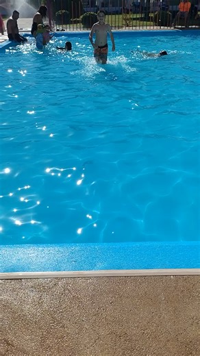 #piscina #residenciafamiliar gracias a la residencia por traernos todos los miércoles a la piscina... mi hijo aprendiendo a flotar.