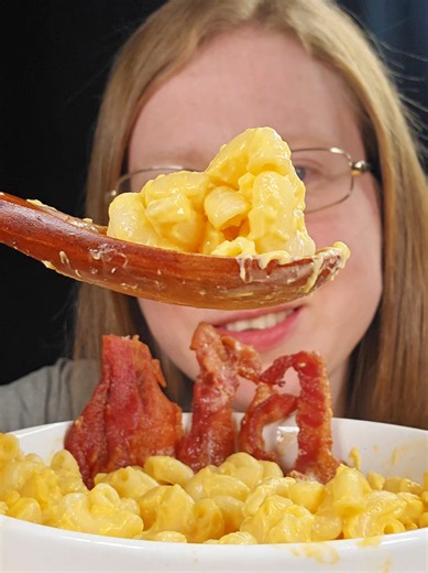 Turning hate comments into mac and cheese happiness 🧀❤️ If you’re gonna scroll, you might as well stay for the creamy, cheesy bites and all that comfort food goodness. Big shoutout to everyone who leaves kind comments...you’re the real MVPs making every bite a little better. 🙂 #funny #comments #macandcheese #hatecomments #mukbang