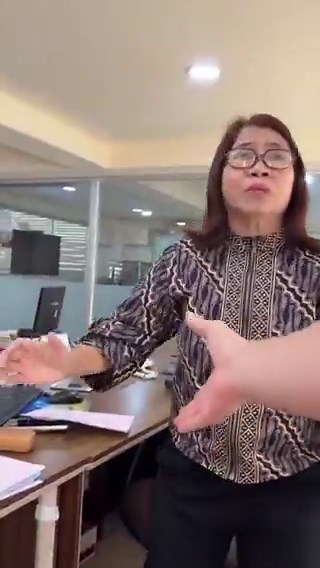 Perpisahan di tempat kerja atau momen resign sebenarnya bisa jadi kesempatan untuk pamit dengan cara yang lebih bermakna, bukan hanya ke rekan kantor, tapi juga ke orang-orang yang selama ini hadir di keseharian kita.Dulu, saat saya resign, saya menyempatkan diri berpamitan dengan banyak orang, bapak warung lele langganan, tukang parkir di masjid, satpam di lobi, penjual kopi, OB, cleaning service, hingga akhirnya ke rekan kantor. Menariknya, justru dari mereka, warga sekitar saya merasakan keha