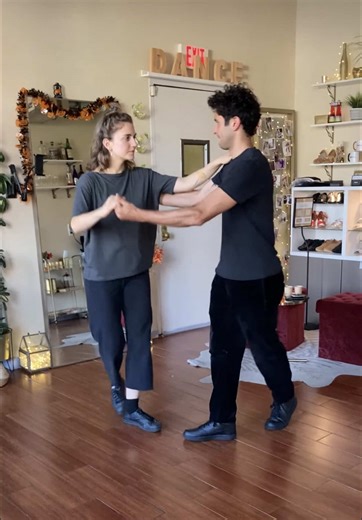 Ready to fall in love with Swing? Feel the energy, the rhythm, and the joy of this iconic jazz-era dance — full of spins, style, and connection. Swing is playful, dynamic, and impossible to dance without smiling. Come experience it with us at Brooklyn Dance Lessons. Step onto the floor, meet amazing people, and let’s swing together. 💃🕺 #BrooklynDanceLessons #SwingDance #LearnToSwing