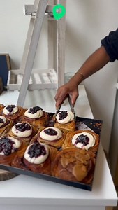 Des rolls new-yorkais revisités ont débarqué à Nantes ! 🥐 Des rolls revisités avec de la pâte à croissant garnis à la cannelle, à la pistache, au choco-noisette ou encore à la myrtille… C’est l’une des délicieuses spécialités de @mama_cafe_nantes , le nouveau coffee shop nantais imaginé par Yasmine, 26 ans, pâtissière passionnée avec plus de dix ans d’expérience. On y trouve aussi des cookies, des cakes et des sandwichs gourmands le midi. Un lieu plein d’énergie et de bonne humeur, devenu le no