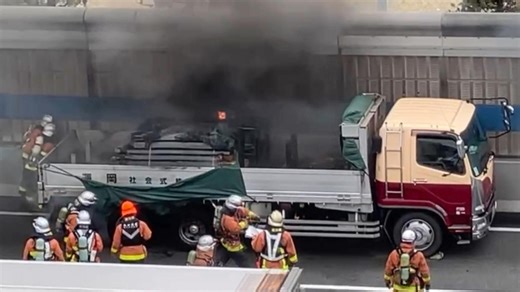 阪神高速で走行中の大型トラックから出火、左側の後輪付近や荷台カバー焼く　けが人なし　神戸