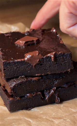 Brownie chocolatudo 🍠🍫 Ingredientes * 300 g de batata-doce cozida e amassada * 80 g de mel * 1 ovo * 80 g de farinha de trigo * 50 g de cacau em pó * 50 g de manteiga de amendoim ou castanhas * 1 pitada de sal Modo de preparo 1. Cozinhe a batata-doce no forno até ficar bem macia. 2. Em uma tigela, coloque a batata-doce amassada, o ovo, o mel e a manteiga de amendoim ou castanhas. Misture bem até obter uma massa uniforme e cremosa. 3. Acrescente o cacau em pó, a farinha de trigo e a pitada de s
