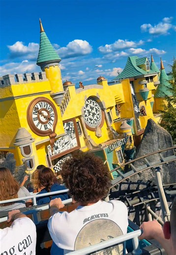 POV: hai scelto il modo giusto per concludere il weekend. 🎢💨 A bordo dell’Olandese Volante, il divertimento prende il volo. 🔥
