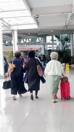 travelling around the world sambil berpegangan tangan