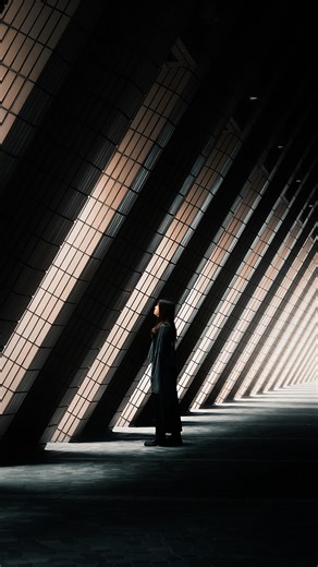 Vincent on Instagram: "別以為手機只能拍生活照，只要掌握幾點，也能輕鬆拍出有電影感的照片😏 步驟超簡單⬇️ 1️⃣找場景：找線條很厲害、透視感超強的走道或建築。 2️⃣拉近點：把焦段切到長焦，營造出壓縮感。 3️⃣變黑白：直接調成黑白模式！這個模式能讓光線和陰影的對比提高，提升戲劇張力。 OPPO Find X9 Pro的哈蘇鏡頭很厲害 照片拍出來暗部和亮部之間的過渡很細膩 光影層次處理得很好 只要輕按快門就好🥺 真的太方便了!!! #oppofindx9series #超越所見 #旅拍神機"