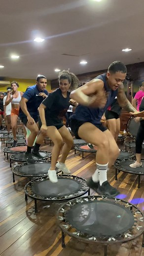 Relaxa que pelo Jump tá liberado se apaixonar 🥵🥰🚀 . . . . . #jump #dance #fitdance #powerjump #viral #aquecimento #fitnnes #musculacao #emagrecimento #pulapula #jumping #saude #academia #treino #coletiva