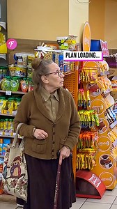 Senior woman tricks man in store. | Fabiosa Better World