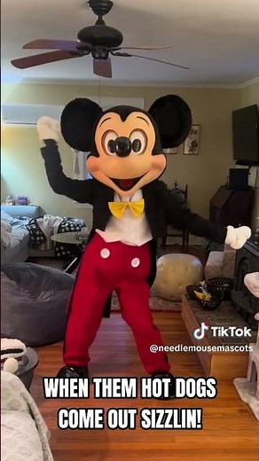 Mascot Mickey Mouse Dancing (HD)