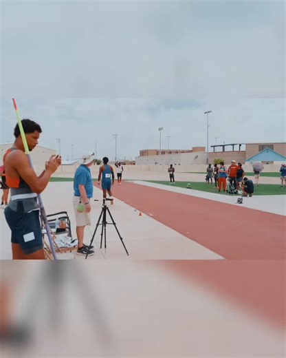 LEBRON JAMES broke the men’s Javelin Throw record in New Mexico… Yes, his name is really LeBron James 😭🔥 (via nmjc_athletics/IG)