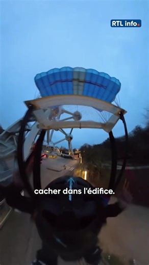 Deux hommes ont sauté depuis l’une des sphères de l’Atomium, à Bruxelles, dans le cadre d’un base jump, une discipline qui consiste à se lancer depuis une structure fixe de grande hauteur avec un parachute. Les images, devenues virales sur les réseaux sociaux, montrent les deux individus se jeter dans le vide depuis le monument emblématique. Selon Geoffroy Coomans de Brachène, président de l’ASBL Atomium, ils se seraient probablement cachés à l’intérieur de l’enceinte après la fermeture. « Ça n’