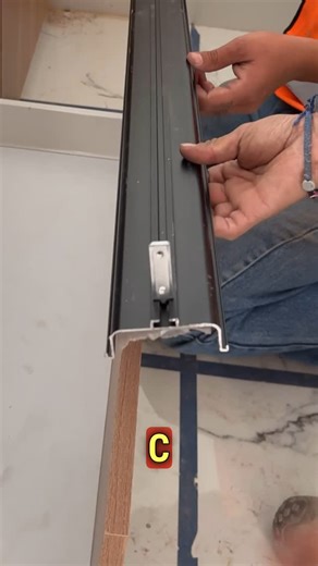 El Carpi Entero on Instagram: "Perfil Gola de aluminio, con este sustituyes las manijas y aporta a un diseño más limpio, la instalación del perfil gola es muy fácil, aquí utilizamos 2 tipos de perfi un en L y otro perfil gola en C Continuamos trabajando en Obra #elcarpientero #perfilgola #perfildealuminio #cocinademelamina #herrajesparamuebles #manijagola #instalaciondecocina"