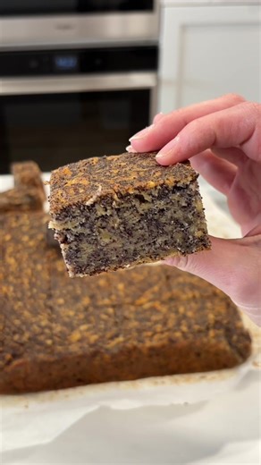 insta: @paulinasug A l m á s - m á k o s k o c k a🤤 Szaftos, pofon egyszerű, garantált, hogy mindenkinek sikerül! Elrontani csak akkor tudod ha alul vagy túlsütöd🫠 Iggazán mákos, így mák imádóknak erősen ajánlott! Tejmentes, mákot cserélheted mandulára, dióra, mogyoróra, és a liszttel is tudsz mókerolni. Lássuk hát: Hv: •4db tojás •180g cukor •4db alma hámozva, reszelve •150-200g mák •200g finomliszt •6 g sütőpor •1cs. van.cukor •ízlés szerint fahéj, 1/2 citromhéj 170fokon 35p alatt készre süt