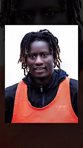 COMMENT J’AI RETOUCHÉ CETTE PHOTO DE GAOUSSOU DIAKITE DE A À Z PHOTOSHOP Dans cette vidéo, je vais vous montrer comment j’ai retouché cette image du début jusqu’à la fin, directement sur Photoshop. L’idée n’était pas de transformer la personne, mais plutôt de nettoyer l’image, corriger les petits défauts et améliorer le rendu général, tout en gardant quelque chose de naturel. D’abord, j’ouvre la photo dans Photoshop. Avant même de toucher aux outils, je prends toujours quelques secondes pour obs