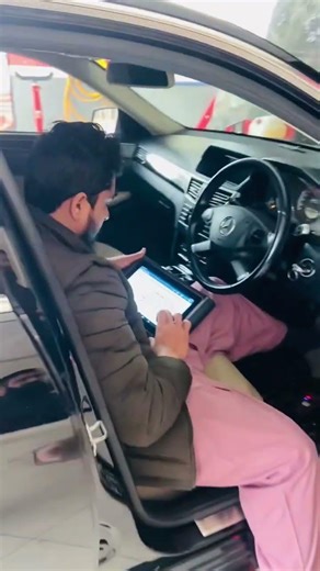 Mercedes computer scanning #carmaintenance #carworkshop #shorts #Gasmachinereview #foryoypag