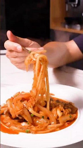 The perfect Japanese-Korean fusion… Pork Kimchi Udon 🇯🇵🇰🇷