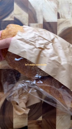 LETS MAKE A SANDWICH 🥪 A tremendous chicken schnitzel sandwich For the schnitzel – Dip the chicken in egg, then coat with breadcrumbs or panko. I added a bit of dried parsley and garlic to the mix. I seasoned the chicken beforehand with salt, pepper, and garlic. I baked them in the oven with a little oil: 15 minutes, flipped them over, then another 10–12 minutes at 190°C. Just before they finished cooking, I added some mozzarella cheese. For the tomatoes, I seasoned them with olive oil, salt, a