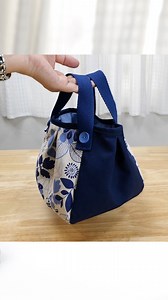 DIY Easy Tote Bag. ► Link to full tutorial with measurement detail : https://www.facebook.com/aepooimcrafts/videos/835098203855670 #sewingprojects #sewingforbeginner #diybags #sewingbags #makingbag #fabricbags #bagtutorial #diytotebag | Ae PooiM