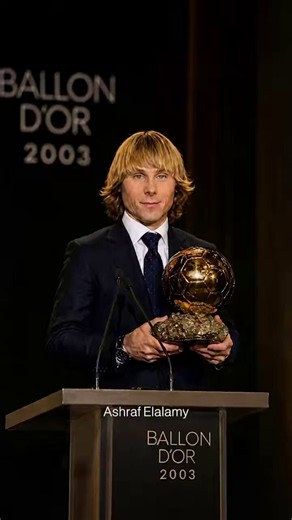 Un homme remet le Ballon d’Or à ceux qui l’auraient vraiment mérité.