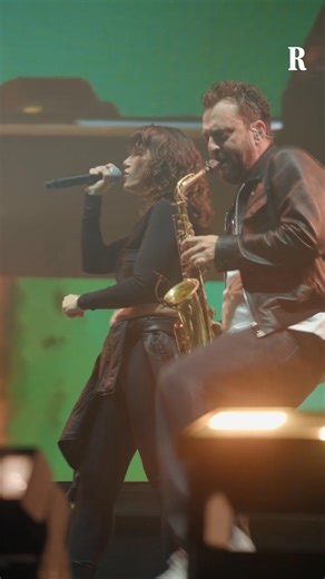 C’erano tutti gli amici di Luca Carboni per il nuovo esordio del cantautore bolognese che mercoledì sera al Forum di Milano è tornato per la prima volta in concerto dopo sei anni e la malattia. Jovanotti, Elisa e Cesare Cremonini anche lui a una sorta di nuovo esordio: su “Mare mare” infatti Cremonini s’è esibito nell’inedita veste di sassofonista. «Uno degli spettacoli più importanti e belli, veri, potenti a cui io abbia mai assistito, sono pieno di gioia per te e tutte le persone che ti voglio
