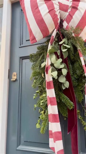 We’re getting into the Christmas spirit here at Homeworthy! 🎄 To celebrate, we’re revisiting one of our favorite holiday episodes—this one all the way from Ireland. Interior designer Sara Austin (@itssaraaustin) welcomes us into her enchanting Christmas wonderland, set inside a Victorian home filled with glowing fireplaces, rich hues, and a delightful mix of charming patterns. 🎁 Watch Sara’s #Homeworthy tour on HOMEWORTHY.COM!!! #homeworthy #ireland #christmas #christmastour #holiday #decor #h