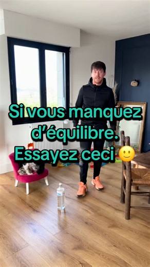 Partie 1 🪑 Place une main sur le dossier de la chaise pour sécuriser l’équilibre 🦵 La jambe d’appui reste légèrement fléchie pour protéger le genou et activer les cuisses 🦶 L’autre jambe est sur la pointe de pied 🔄 Enjambe la bouteille (ou un objet moins haut) avec la jambe sur la pointe de pied ➡️ Passe par-dessus la bouteille ⬇️ touche légèrement le sol, ↩️ puis reviens contrôler le mouvement ⚖️ Le travail se fait en équilibre contrôlé. 🔁 3 séries alternées de 10–12 mouvements par côté ⏱️