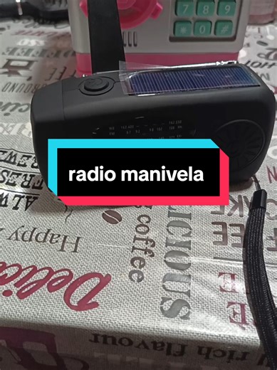 🔦📻 RADIO LINTERNA DE EMERGENCIA CON MANIVELA, USB Y PLACA SOLAR ☀️🔌 ¡Energía asegurada en cualquier situación! Esta radio linterna multifunción se puede cargar de 3 formas diferentes, para que nunca te quedes sin luz ni información. 🔄 Manivela manual Gira la manivela y genera energía al instante, sin pilas ni enchufes. ☀️ Placa solar integrada Se carga con la luz del sol, ideal para exteriores y emergencias. 🔌 Carga por USB Cárgala fácilmente en casa, coche o con power bank. 🔦 Linterna LED