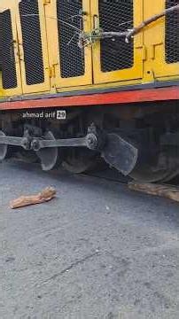 Kereta berjalan diAtas Balok Kayu, mengatasi Anjlok