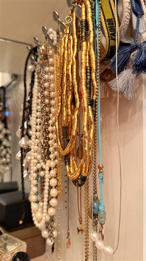 How to choose gold or silver jewelry based on your outfit colors. Use this quick style guide: Black → Silver or Gold Red → Gold Blue → Silver Pink → Silver Green → Gold White → Silver or Gold Save this for when you’re getting dressed — and follow for more simple style guides! ✨ | Lifethruv