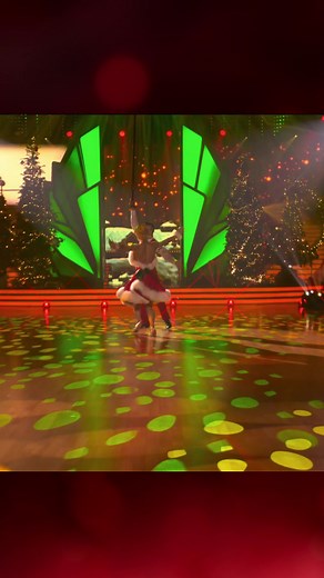 Santa Claus is coming to town, aber René Casselly und Kathrin Menzinger sind schon in the house 🔥 Der Dancing Star von 2022 legte als ersten Tanz einen flotten Quickstep aufs Parkett. Wie hat es euch gefallen? Alle Tänze unserer Promis seht ihr hier ➡ ️http://on.rtl.de/1/letsdance-2022-alletaenze #LetsDance #RTL #ReneCasselly #Tanzshow #RTLWeihnachten #ChristmasSpecial | Let's Dance