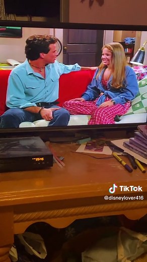 One of my favorite Dj and Steve scenes. It was so cute to see a episode where they kiss longer than a minute #djtanner #stevehale #scottweinger #candacecameronbure #fullhouse