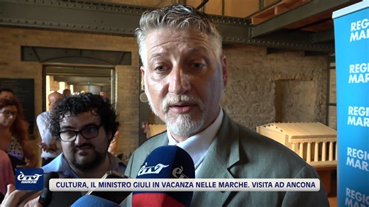 Il Ministro della cultura Alessandro Giuli in vacanza nelle Marche con la famiglia: visita ad Ancona in vista anche della candidatura del capoluogo regionale a capitale della cultura 2028. Giuli ha attraversato i principali luoghi della cultura della città - dal Duomo alla biblioteca Benincasa, dall'anfiteatro romano alla Mole Vanvitelliana - per poi visitare il Museo statale tattile Omero. | ÈTv Marche