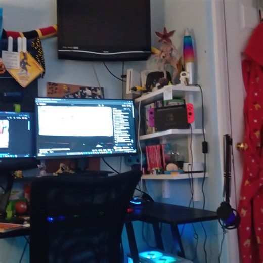 How I make my vids :) (idk why my pc is out of frame )