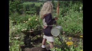 Gucci 2017 早春形象廣告邀來英國傳奇女演員 Vanessa Redgrave (凡妮莎•蕾格烈芙) 入鏡，取景於英國德文郡公爵夫婦的宅邸 – 查茨沃斯莊園 (Chatsworth)，向承載了時光淬鍊的英倫文化致敬。 | Gucci