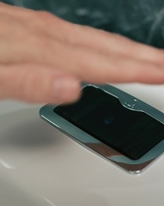 Huuhtelu yhdellä pyyhkäisyllä! IDO Glow Sensor on hygieeninen vaihtoehto kylpyhuoneeseen. Liiikkeen nopeus määrittelee huuhtelun tehon. Iso huuhtelu hoituu hitaalla liikkeellä ja pieni huuhtelu nopealla, alle puolen sekunnin pyyhkäisyllä. | IDO