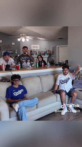 Dodgers vs Phillies: Early Lead in MLB Playoffs