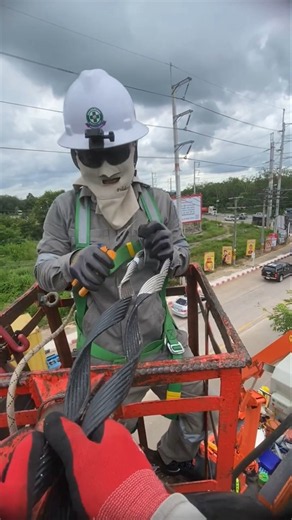 Utility Lineman Secures Heavy Transmission Hardware | High-Voltage Work #UtilityLineman #Lineworker