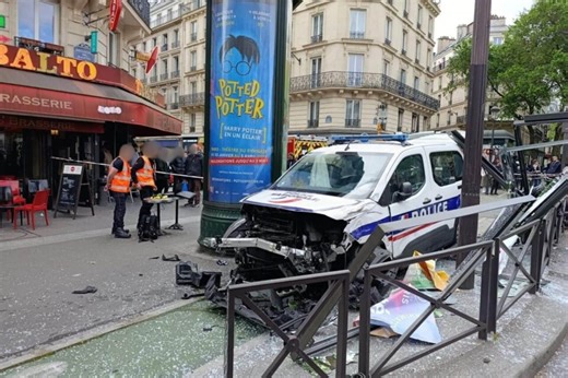 Une voiture de police impliquée dans un grave accident à Paris (vidéo)