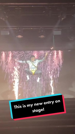 Michael Jackson Impersonator Toasts the Crowd with a Thrilling Performance