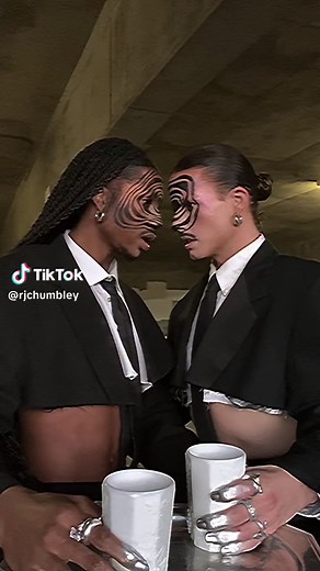 You dare to interrupt the hive mind?? 👽👽 @TheGoddessBoys #alien #uncannyvalley #uncanny #meninblack #MIB #skinwalker