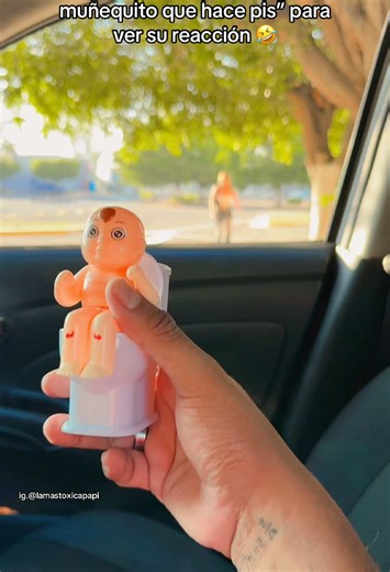 Broma a la Tóxica: Regalo Humorístico y Reacción