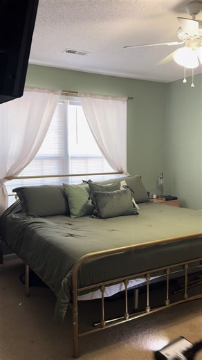 Made my bed, now I kinda feel like I have my life together😏 #lifereset #fyp #trending #TikTokCreatorSearchInsightsIncentive #foryoupage