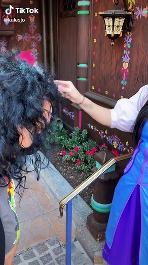 Getting pixie dusted is a MUST. New favorite thing. #disneyland #pixiedust #bibbidibobbidiboo